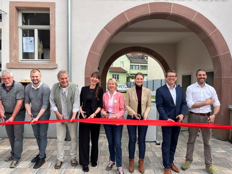 � Stimmkreisb�ro Gerlach: v.li. Karl Fecher (Verwaltung), Thilo Reppmann (Verwaltung), Architekt Volker Schickling, Beata Laton,(Beatas Caf�), Martina Fehlner MdL, Staatsministerin Judith Gerlach MdL, B�rgermeister Felix Wissel, Landrat Dr. Alexander Legler