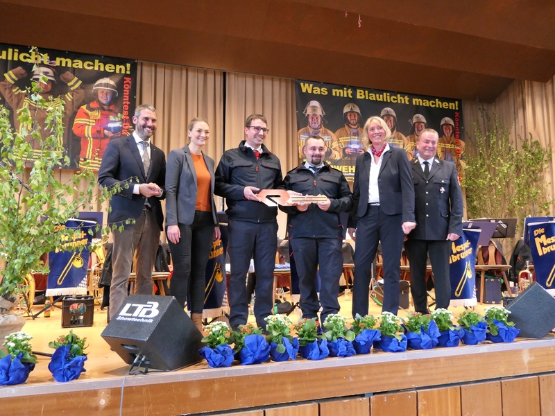 � Stimmkreisb�ro Gerlach: v.li. Landrat Dr. Alexander Legler, Staatsministerin Judith Gerlach MdL, Dominik Kuhn(Firma Rosenbauer), Kommandant Max Goldhammer, B�rgermeisterin Stephanie Fuchs, Kreisbrandrat Frank Wissel


