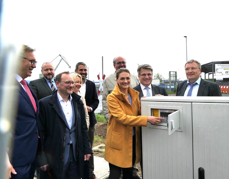 � Stimmkreisb�ro Gerlach Staatsministerin Judith Gerlach nimmt Ampel in Betrieb