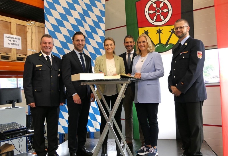 © Stimmkreisbüro Gerlach: Bild v.li. Kreisbrandrat Frank Wissel, Bürgermeister Marc Babo, Staatsministerin Judith Gerlach, MdL, Landrat Dr. Alexander Legler, Bundestagsabgeordnete Andrea Lindholz, 1. Kommandant Jörg Klingmann