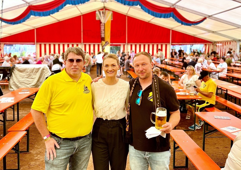 © Stimmkreisbüro Gerlach Bild v. li.: Geschäftsführer Johannes Wieland, Staatsministerin Judith Gerlach, MdL und Vorsitzender Thomas Sokolowski