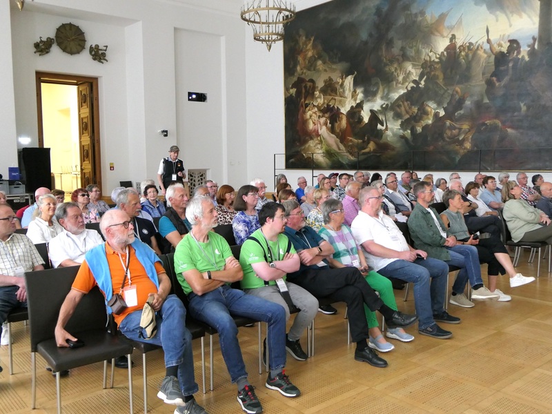© Stimmkreisbüro Gerlach: Die Gäste schauen den neuen Besucherfilm Die Wächterin des Landtags 