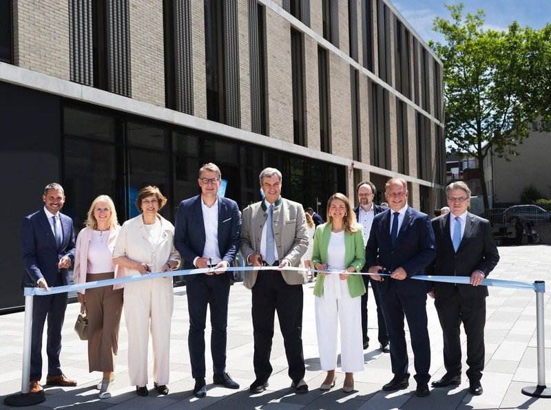 Bild &copy; StMGP: Feierliche Er&ouml;ffnung der neuen Geb&auml;ude mit Landrat Dr. Alexander Legler, Bundestagsvizepr&auml;sidentin Andrea Lindholz,MdB, Pr&auml;sidentin Prof. Dr. Eva-Maria Beck-Meuth, Wissenschaftsminister Markus Blume, Ministerpr&auml;sident Dr. Markus S&ouml;der, Gesundheitsministerin Judith Gerlach, Oberb&uuml;rgermeister Markus Schlemmer, Prof. Dr. Winfried Bausback,MdL
