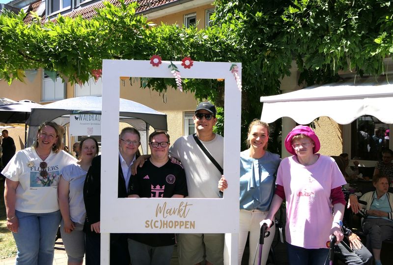© Stimmkreisbüro Gerlach: Gesundheitsministerin Judith Gerlach mit Hausleiterin Kathrin Bauer und Bewohnerinnen und Bewohnern