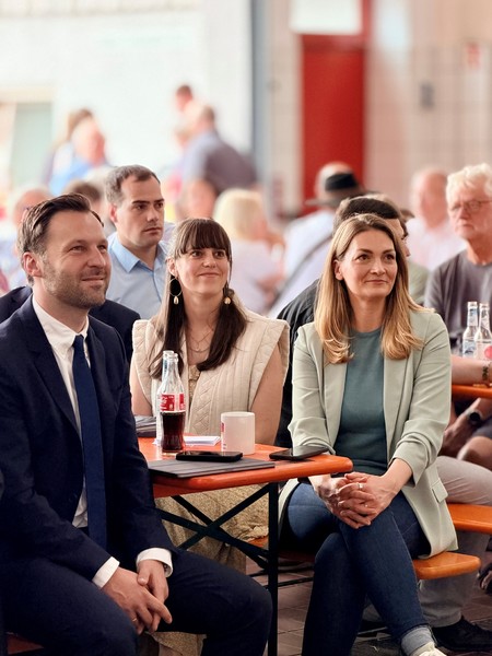 © Stimmkreisbüro: Staatsministerin Judith Gerlach mit Schöllkrippens Bürgermeister Marc Babo und Ehefrau