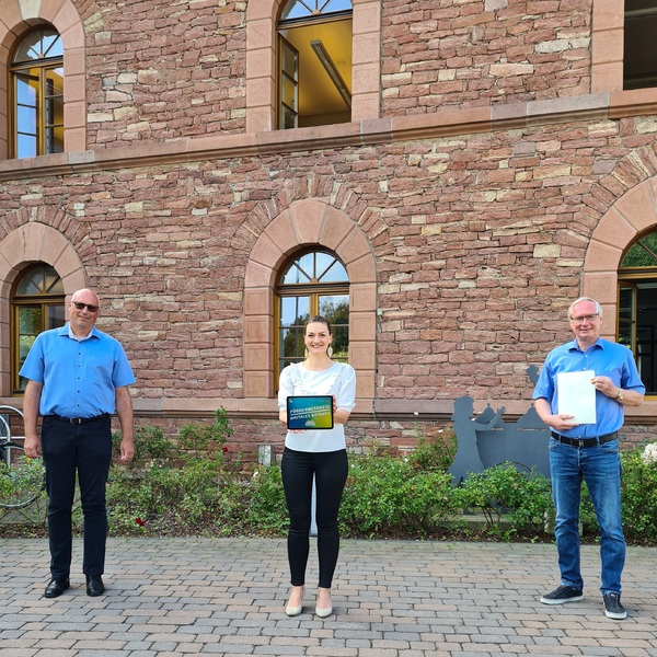 Bild: v. links stellvertr. B�rgermeister Udo Hammer(CSU), StMin Judith Gerlach, B�rgermeister J�rgen Seitz