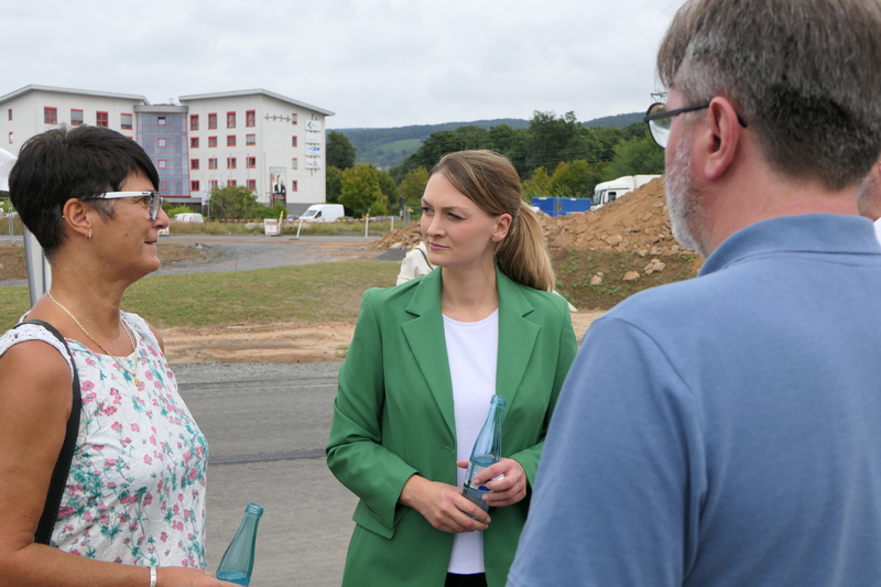 StMin Judith Gerlach im Gespr�ch mit Kreisr�tin Stephanie Herzog und Heiko Lindner (Vors. CSU Karlstein)