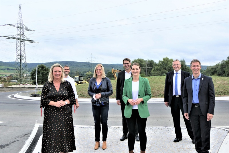 Bild von links: StMin Kerstin Schreyer, Landrat Dr. Alexander Legler, Andrea Lindholz, MdB, Stephan Noll (B�rgermeister Alzenau), StMin Judith Gerlach, Klaus Schwab (Leiter Staatl. Bauamt Aschaffenburg Bauamt), Peter Kre� (B�rgermeister Karlstein)