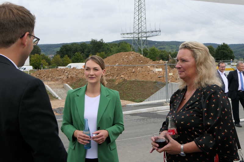 StMin Judith Gerlach im Gespr�ch mit Stephan Noll (B�rgermeister Alzenau) und StMin Kerstin Schreyer
