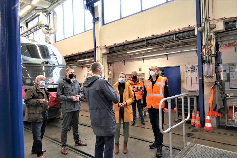Von links: Rainer Kirchner, Marc Bichtemann (Gesch�ftsf�hrer Kahlgrund-Verkehrs-Gesellschaft mbH), Denis Kollai (Sprecher der Gesch�ftsleitung, DB RegioNetz Verkehrs GmbH / Infrastruktur GmbH Westfrankenbahn), StMin Judith Gerlach, Helmut Freudenberger (Werkstattleiter Kahlgrund-Verkehrs-Gesellschaft mbH), Herr Huth (Werkstattleiter Westfrankenbahn)