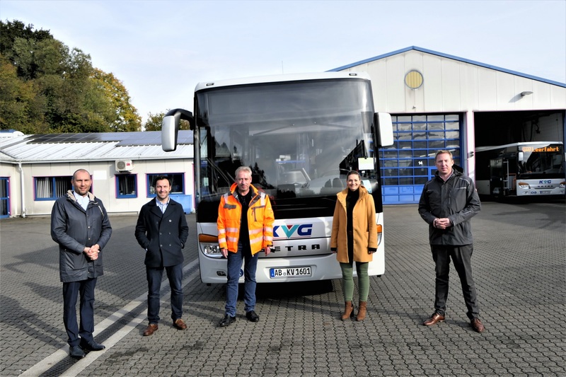Von links: Denis Kollai (Sprecher der Gesch�ftsleitung Westfrankenbahn), Marc Babo (B�rgermeister Sch�llkrippen), Helmut Freudenberger (Werkstattleiter Kahlgrund-Verkehrs-Gesellschaft mbH), StMin Judith Gerlach, Marc Bichtemann (Gesch�ftsf�hrer Kahlgrund-Verkehrs-Gesellschaft mbH)