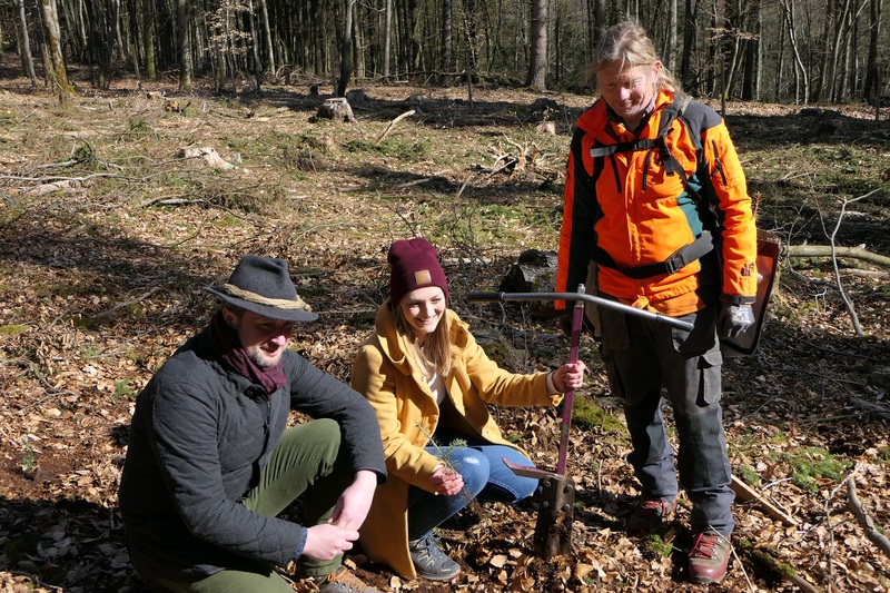 Bild: v.li. Forstbetriebsleiter Florian Vogel, Staatsministerin Judith Gerlach und Forstwirt Roland Rung