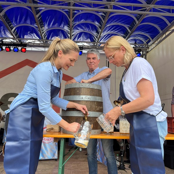 Bieranstich mit Staatsministerin Judith Gerlach und Bundestagsabgeordnete Andrea Lindholz