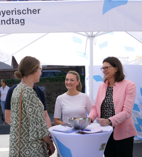 v. li. Unterfr�nkische Weink�nigin Eva Brockmann, Staatsministerin Judith Gerlach, Landtagspr�sidentin Ilse Aigner � Stimmkreisb�ro