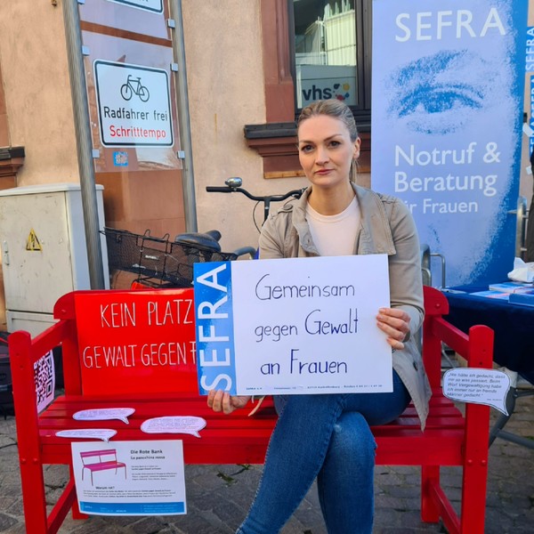 Staatsministerin und Landtagsabgeordnete Judith Gerlach am Aktionsstand von Sefra e.V.
