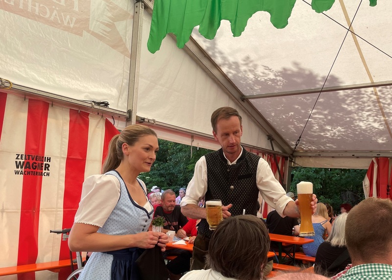 StMin Judith Gerlach und Heiko Hoier haben schnell alle H�nde voll zu tun