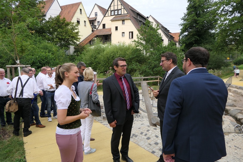 Staatsministerin Judith Gerlach im Gespr�ch mit Landschaftsarchitekt Thomas Wirth und B�rgermeister Felix Wissel