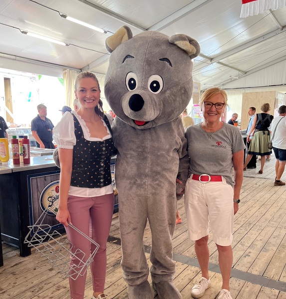 Staatsministerin Judith Gerlach mit dem Wunschb�r und Claudia Kropp von Gutherzig e.V. Bild: Daniela Wissel