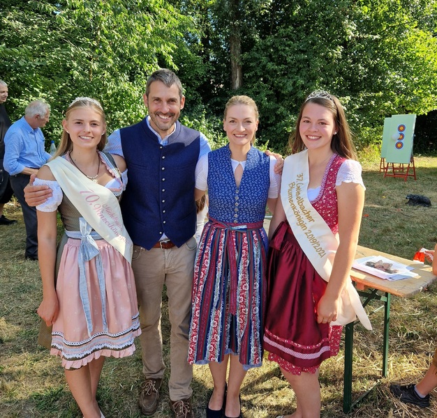 v. links: Michelbacher Winzerk�nigin Zo� Reinfurth, Landrat Dr. Alexander Legler, Staatsministerin Judith Gerlach MdL und die Geiselbacher Blumenk�nigin Emely Weber