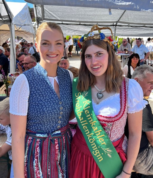 Staatsministerin Judith Gerlach bedankt sich bei der 40. Strohballenk�nigin Julia Rosenberger