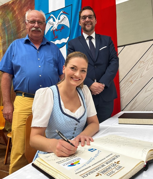 Eintrag ins goldene Buch der Gemeinde Bessenbach v.li.: Altb�rgermeister Franz Straub, Staatsministerin und Landtagsabgeordnete Judith Gerlach und B�rgermeister Christoph Ruppert