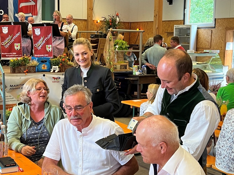 StMin Judith Gerlach kellnert mit Waldaschaffs B�rgermeister Marcus Grimm