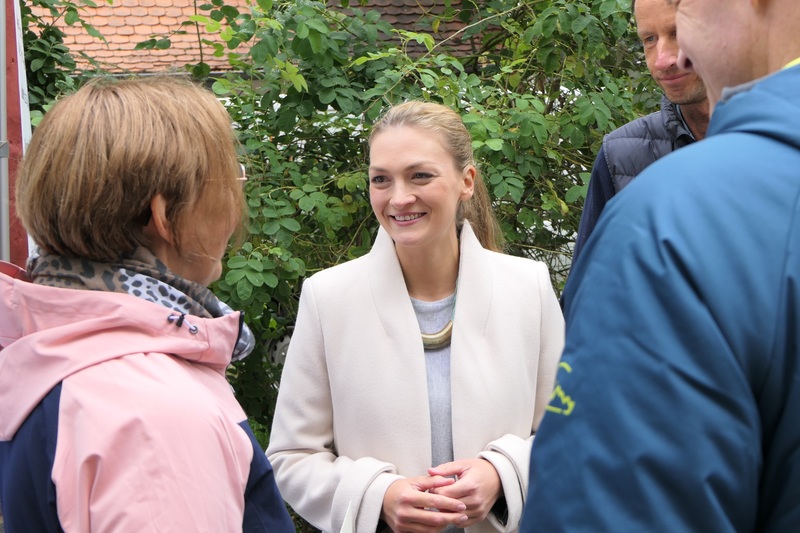 Landtagsabgeordnete Judith Gerlach informiert sich über die Arbeit des Vereins "Kindern Zukunft geben"