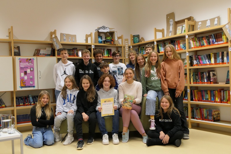 © Stimmkreisbüro Bild: Landtagsabgeordnete Judith Gerlach und die Klasse 6 B der staatl. Realschule Bessenbach