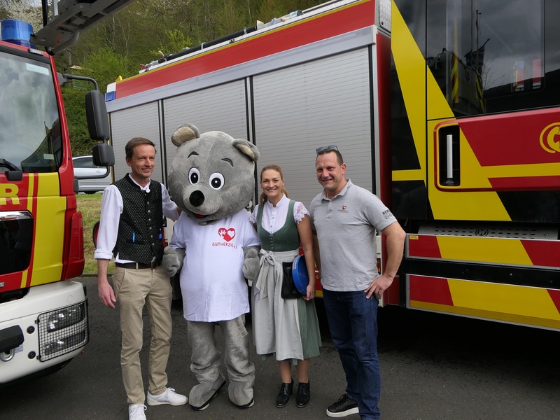 Bild v.li. 2. Mömbriser Bürgermeister Heiko Hoier, Wunschbär, Landtagsabgeordnete Judith Gerlach und Andrè Döbber, 1. Vorsitzender Gurherzig e.V.