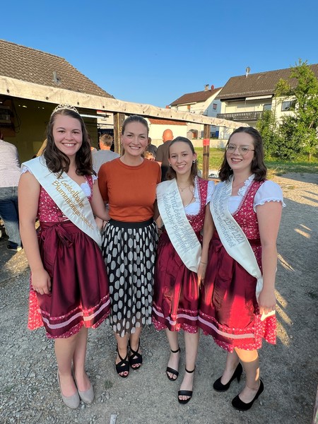 � Stimmkreisb�ro Judith Gerlach: 37. Blumenk�nigin Emily Weber mit StMin Judith Gerlach, Enny Heil und Mathilda Schott
