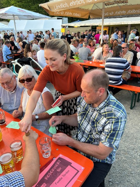 � Stimmkreisb�ro Judith Gerlach: StMin Judith Gerlach teilt Wahlzettel f�r die Wahl der 38. Geiselbacher Blumenk�nigin aus