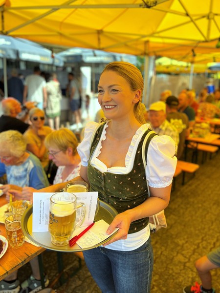 © Stimmkreisbüro Judith Gerlach: Landtagsabgeordnete Judith kellnert auf der Sailaufer Kerb für den guten Zweck