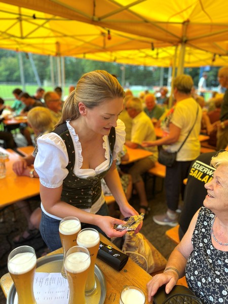 © Stimmkreisbüro Judith Gerlach: Landtagsabgeordnete Judith kellnert auf der Sailaufer Kerb für den guten Zweck