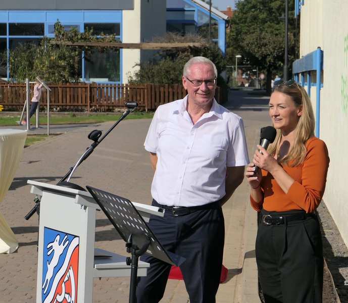 © Stimmkreisbüro Gerlach: Landtagsabgeordnete Judith Gerlach und Bürgermeister Jürgen Seitz bei der Freigabe