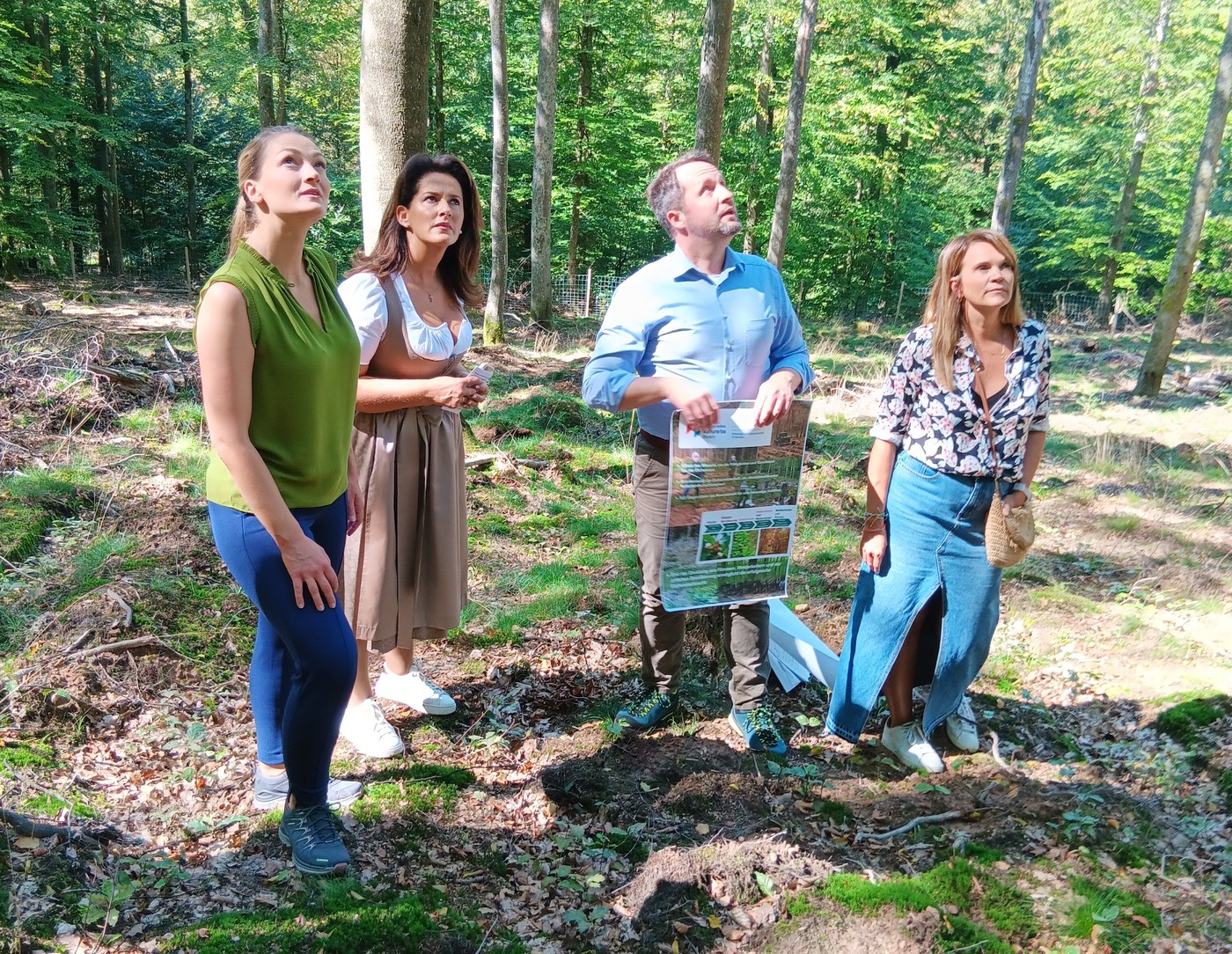  Stimmkreisbro Judith Gerlach: StMin Judith Gerlach, StMin Michaela Kaniber, Forstbetriebsleiter Florian Vogel und Obfrau der Eichensaatfrauen Nina Aulenbach