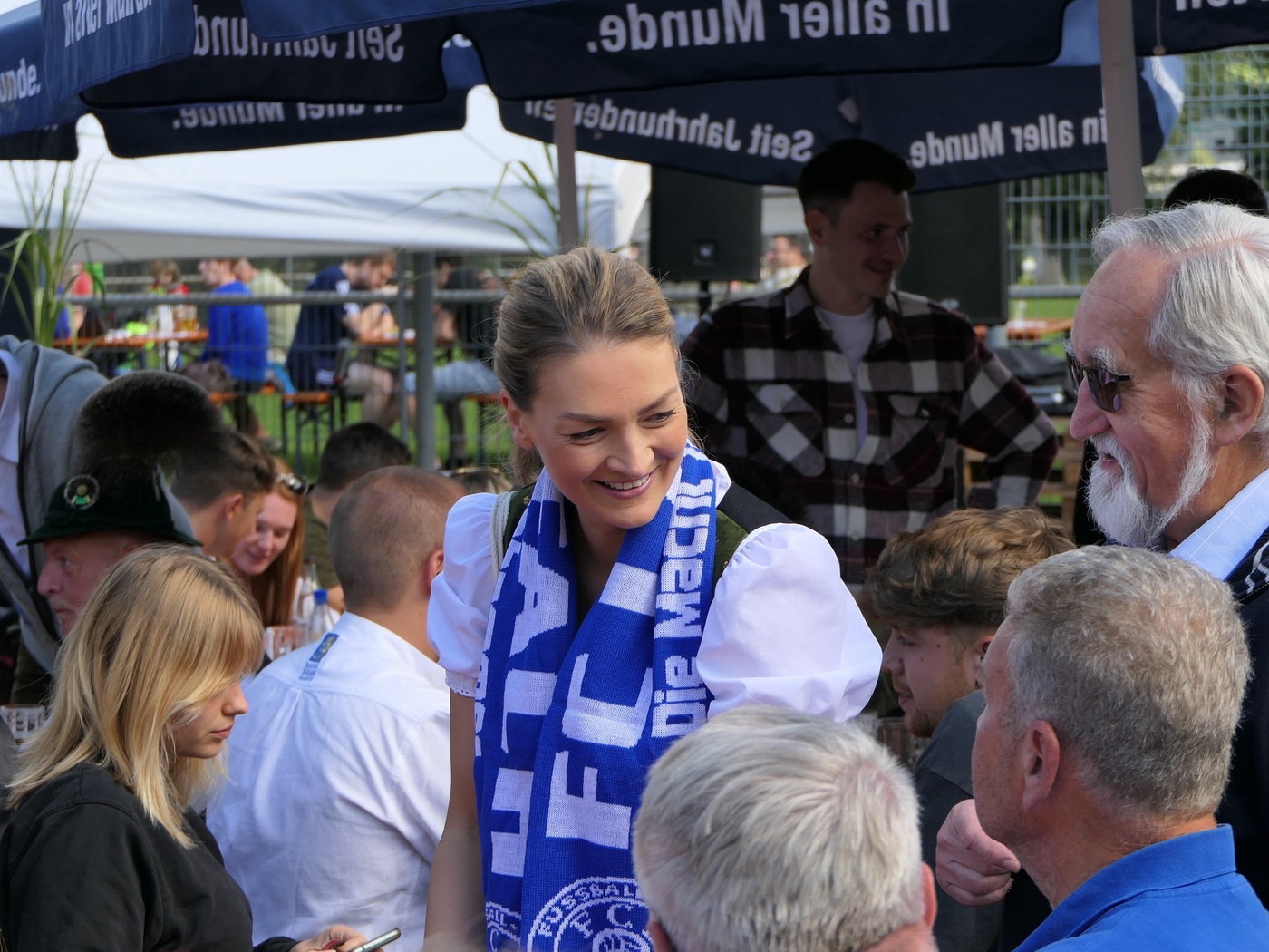  Stimmkreisbro Gerlach: Landtagsabgeordnete Judith Gerlach kellnert bei der Laufacher Kerb