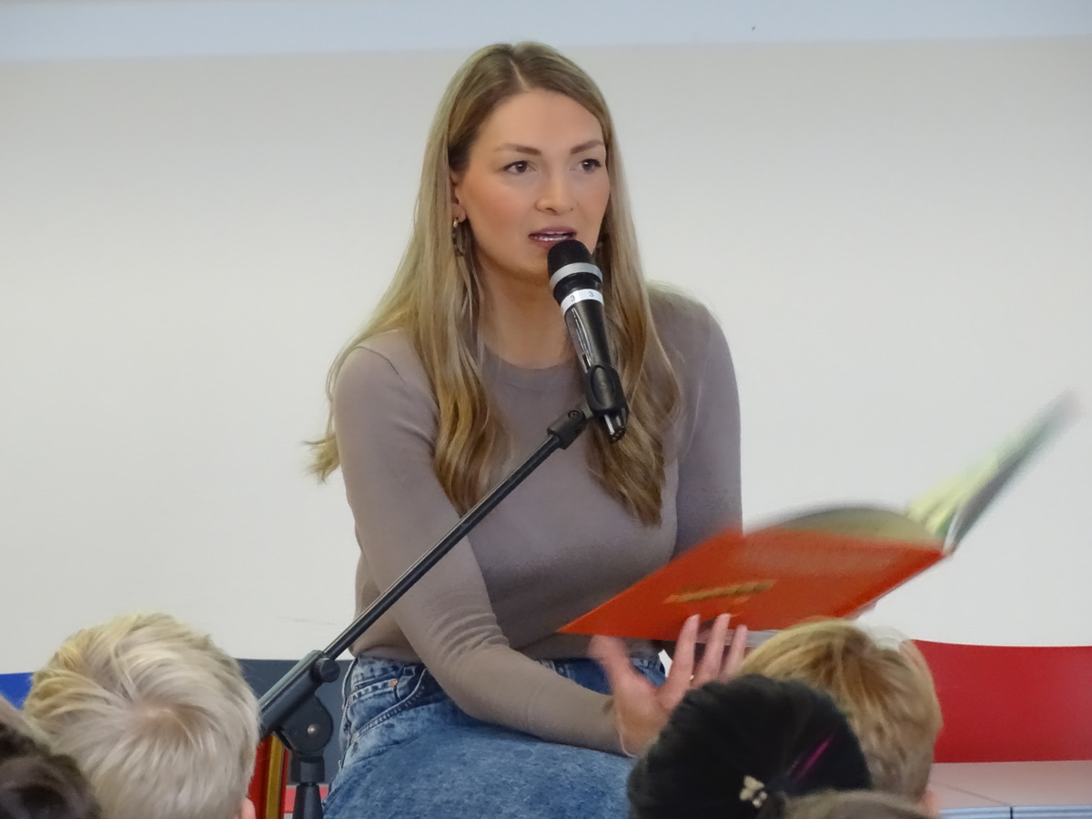 Die neue Bayerische Staatsministerin fr Gesundheit, Pflege und Prvention Judith Gerlach, MdL am 17. November 2023 im Spessart-Gymnasium Alzenau