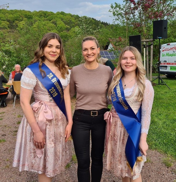  Stimmkreisbro Judith Gerlach: Bild: v.li. Jana Hock, 28. Brunnenknigin, Staatsministerin Judith Gerlach, MdL und Nina Maier, 28. Brunnenprinzessin 