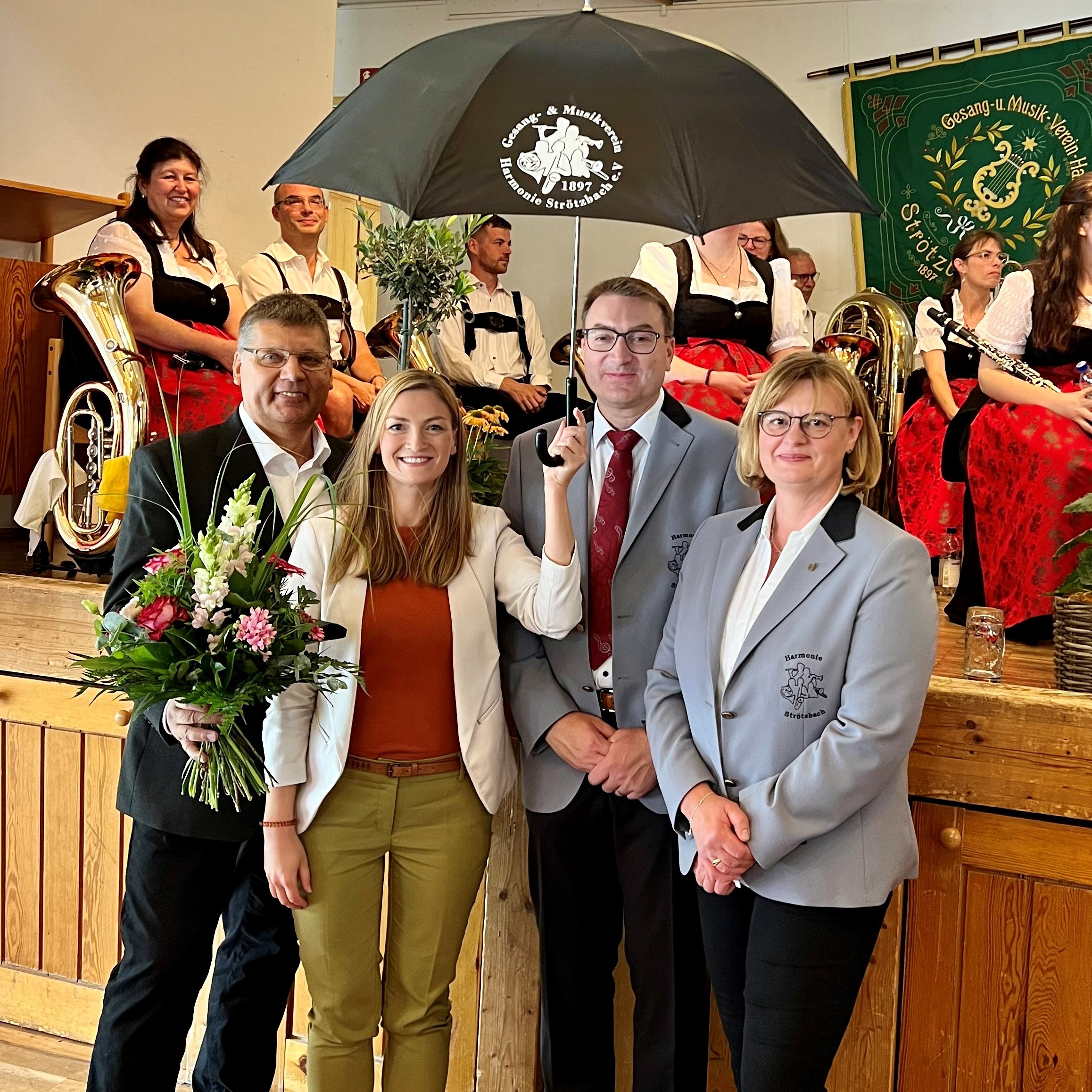  Stimmkreisbro Judith Gerlach: Bild v. links: KAB Vorsitzender Jrgen Wener, Landtagsabgeordnete Judith Gerlach, 1. Vors. Harmonie Strtzbach Michael Jstel und Simone Ledergerber, Harmonie Strtzbach